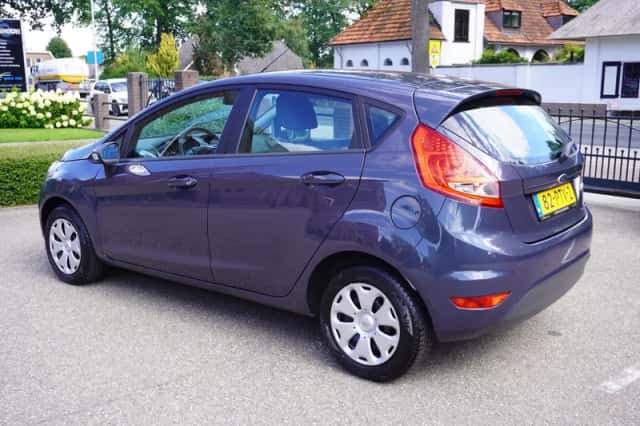 Ford Fiesta (2011) thumbnail 3