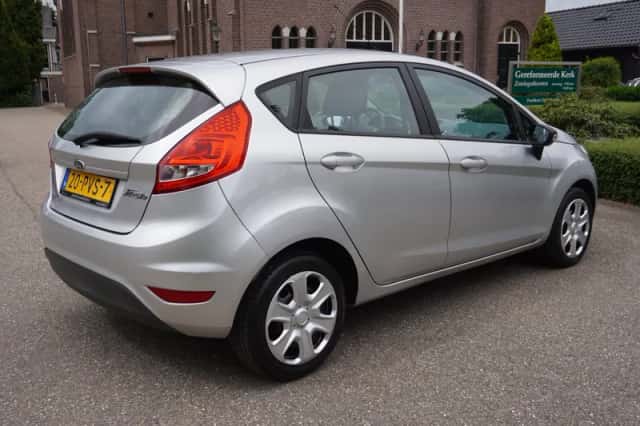 Ford Fiesta (2011) thumbnail 4