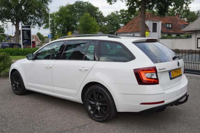Škoda Octavia (2019) thumbnail 3