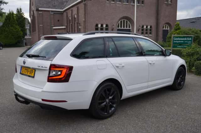 Škoda Octavia (2019) thumbnail 4