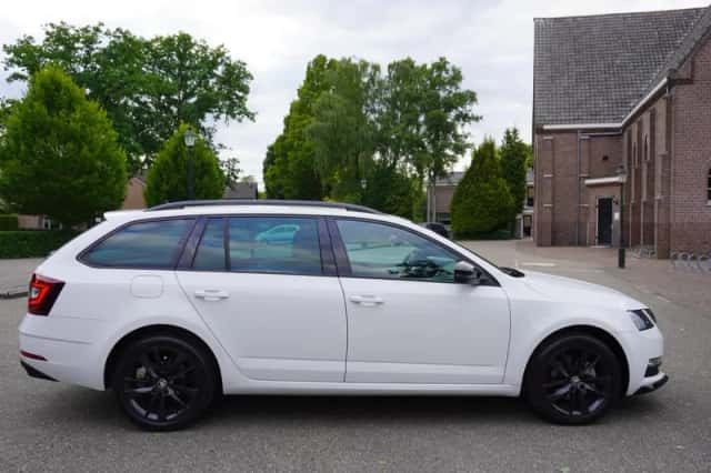 Škoda Octavia (2019) thumbnail 5