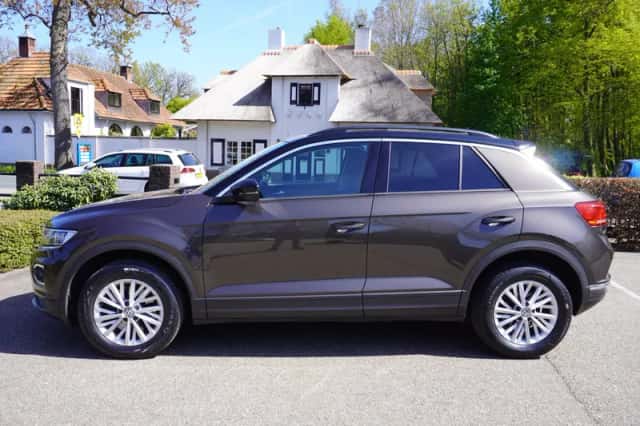 Volkswagen T-Roc (2018) thumbnail 2