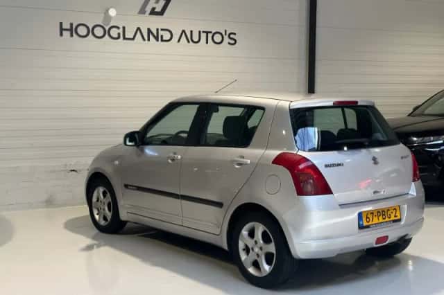 Suzuki Swift (2005) thumbnail 5