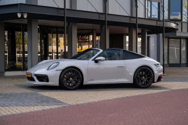 Porsche 911 (2023) thumbnail 1