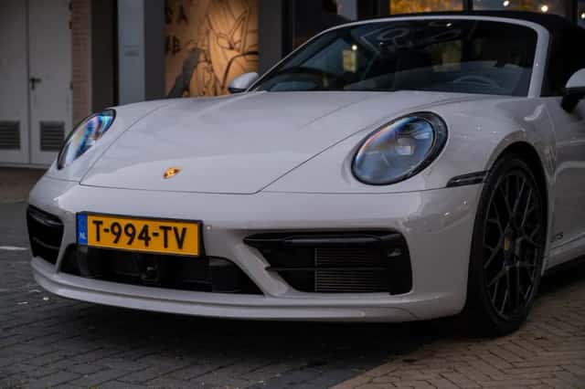 Porsche 911 (2023) thumbnail 5
