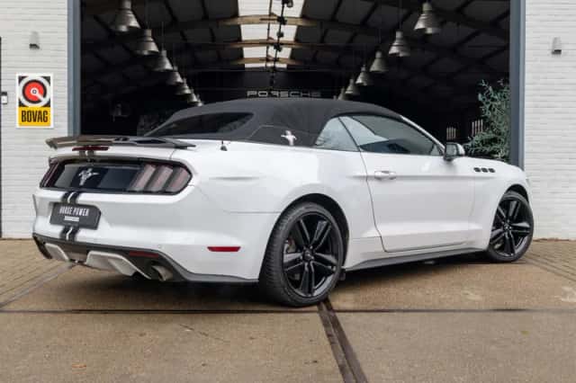 Ford Mustang (2015) thumbnail 5