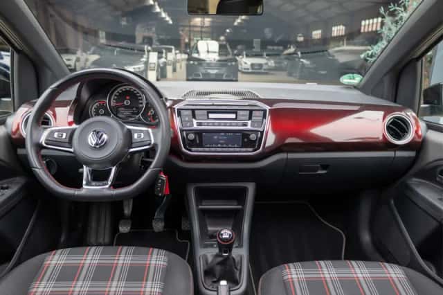 Volkswagen Up! (2019) thumbnail 3