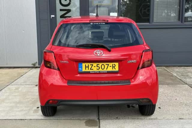 Toyota Yaris (2016) thumbnail 3