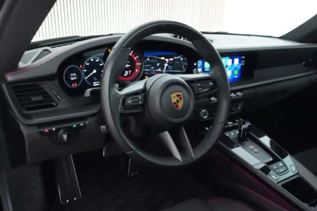 Porsche 911 (2021) thumbnail 3