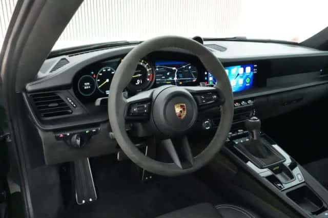 Porsche 911 (2022) thumbnail 3