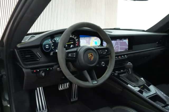 Porsche 911 (2021) thumbnail 3