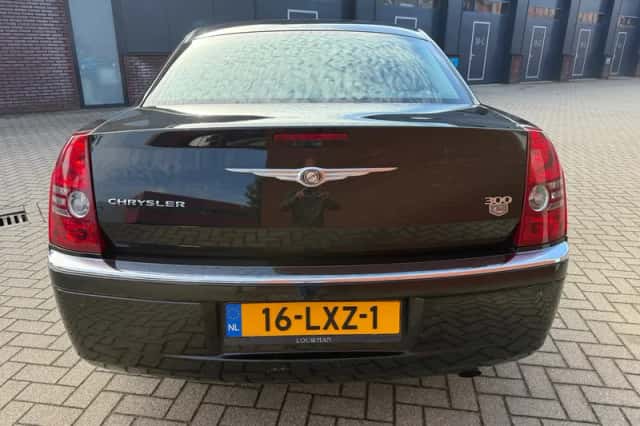 Chrysler 300C (2010) thumbnail 5