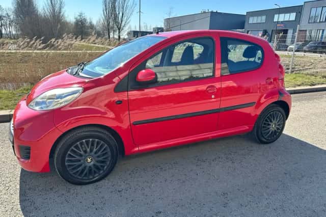 Peugeot 107 (2011) thumbnail 2