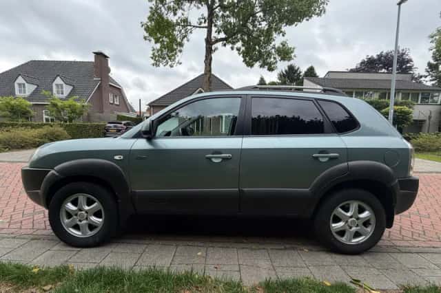Hyundai Tucson (2004) thumbnail 3