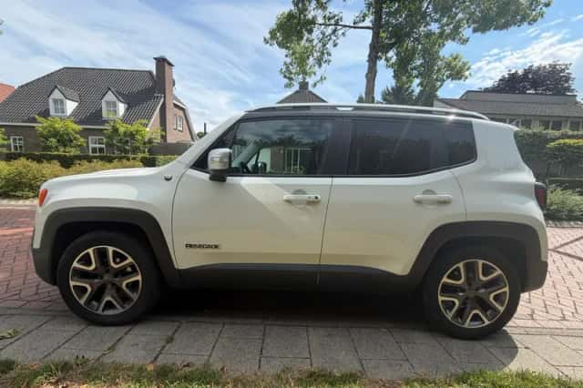 Jeep Renegade (2015) thumbnail 3