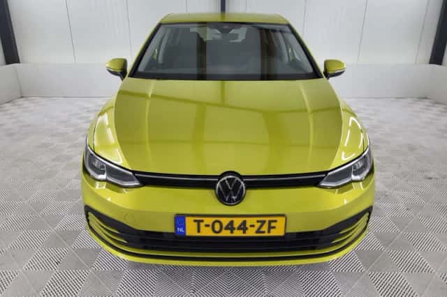 Volkswagen Golf (2023) thumbnail 2