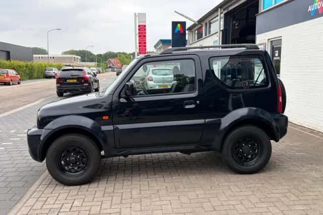 Suzuki Jimny (2009) thumbnail 4