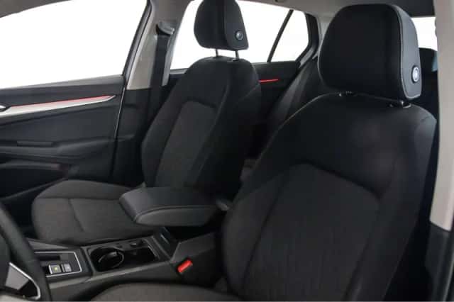 Volkswagen Golf (2025) thumbnail 4