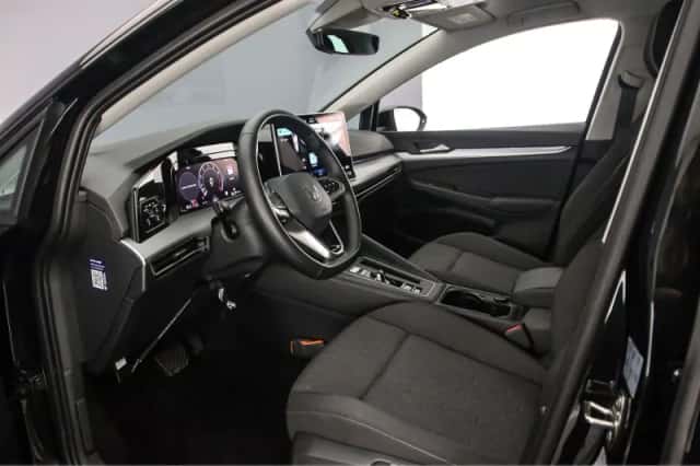 Volkswagen Golf (2025) thumbnail 5