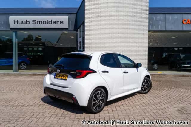 Toyota Yaris (2023) thumbnail 3