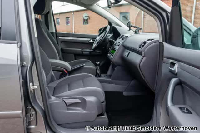 Volkswagen Touran (2011) thumbnail 4