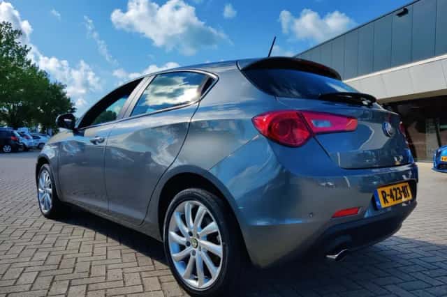Alfa Romeo Giulietta (2017) thumbnail 3