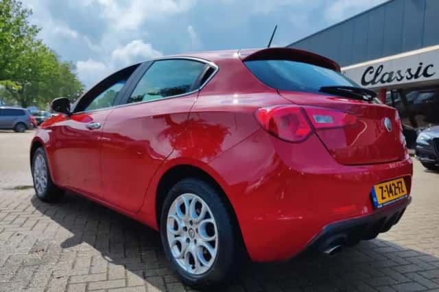 Alfa Romeo Giulietta (2016) thumbnail 3