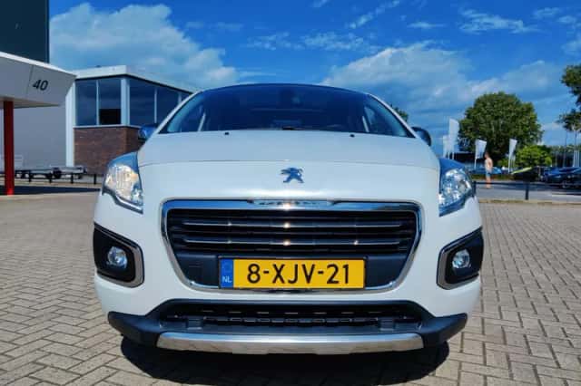 Peugeot 3008 (2014) thumbnail 2