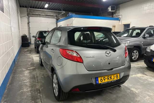 Mazda 2 (2011) thumbnail 2