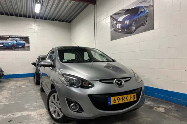 Mazda 2 (2011) thumbnail 3