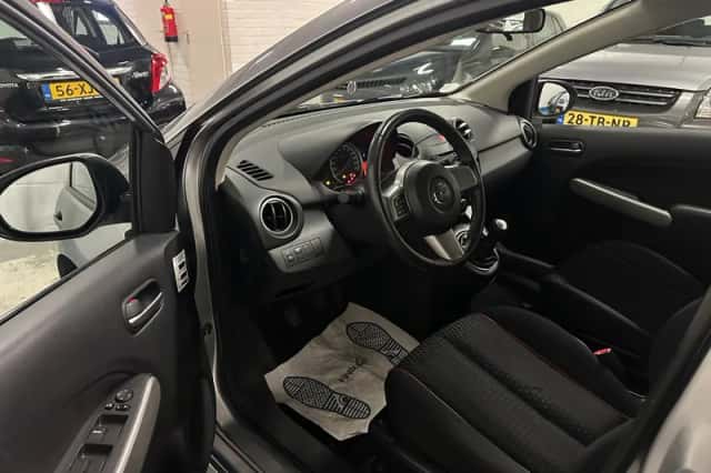 Mazda 2 (2011) thumbnail 5
