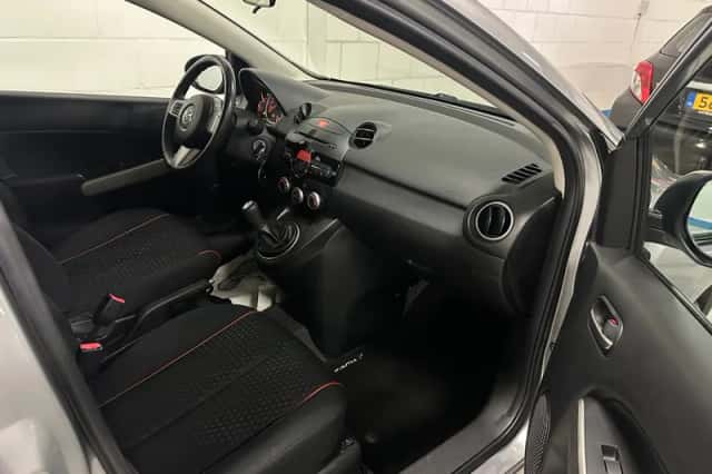 Mazda 2 (2011) thumbnail 6