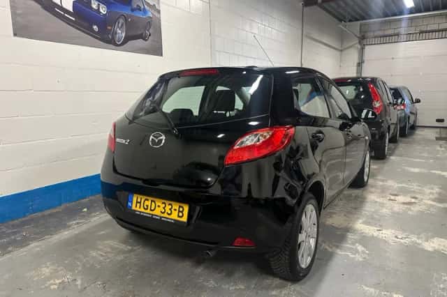 Mazda 2 (2009) thumbnail 2
