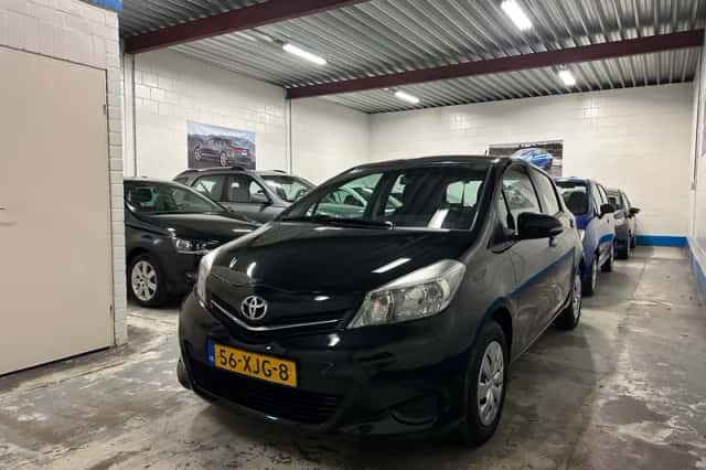 Toyota Yaris (2012) thumbnail 3