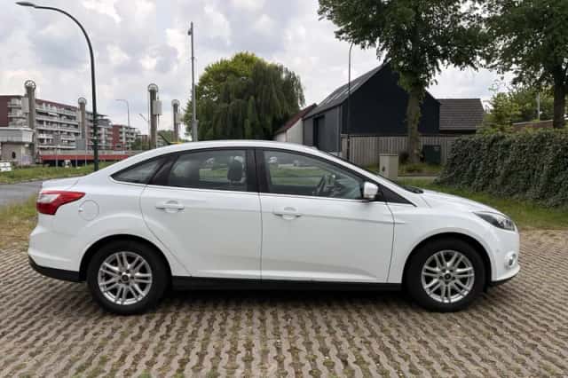 Ford Focus (2013) thumbnail 4