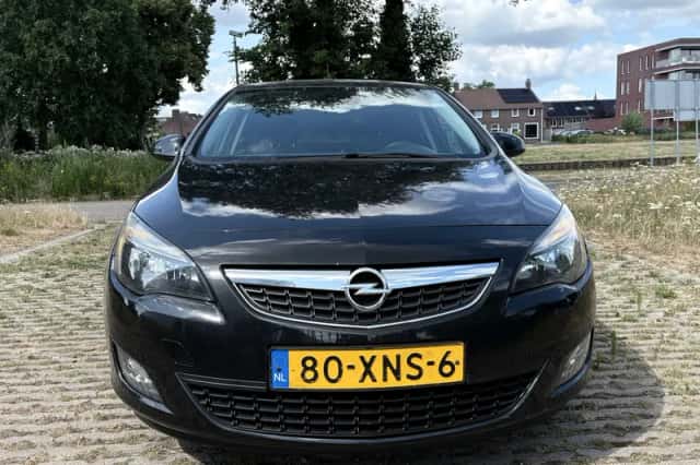 Opel Astra (2012) thumbnail 2