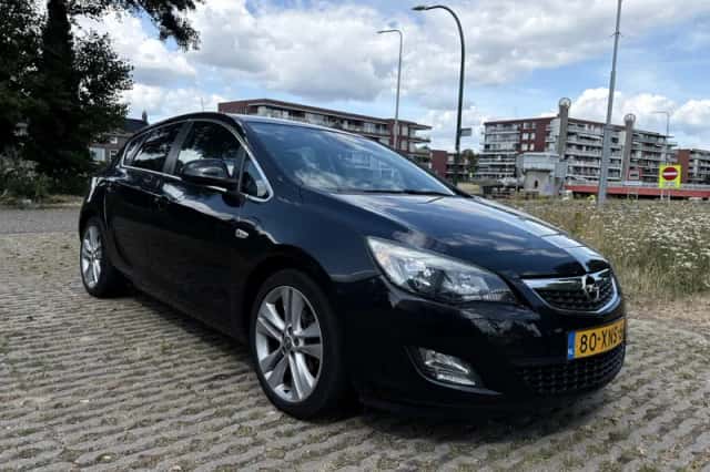 Opel Astra (2012) thumbnail 3