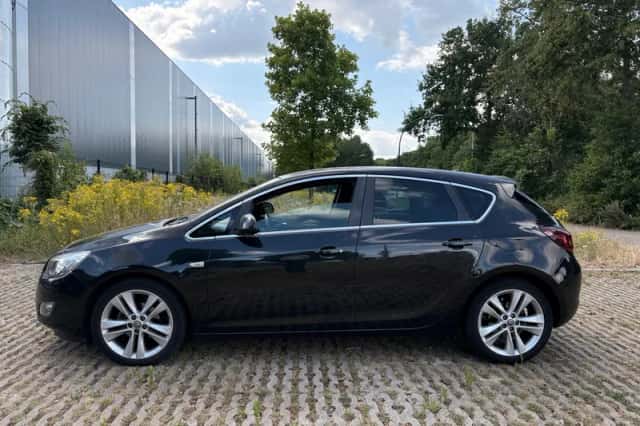 Opel Astra (2012) thumbnail 4