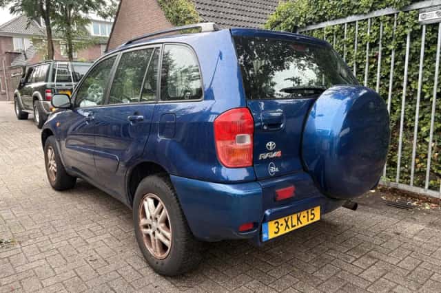 Toyota RAV4 (2002) thumbnail 4