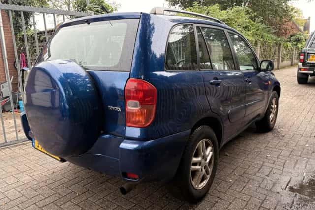 Toyota RAV4 (2002) thumbnail 6