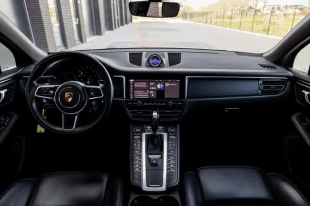 Porsche Macan (2019) thumbnail 2