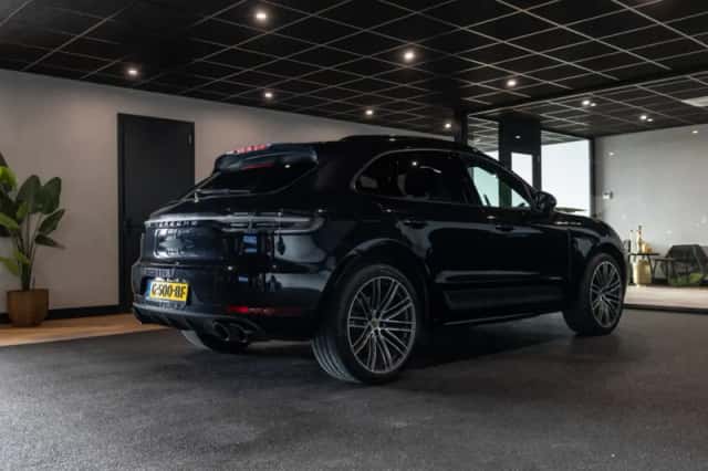 Porsche Macan (2019) thumbnail 3