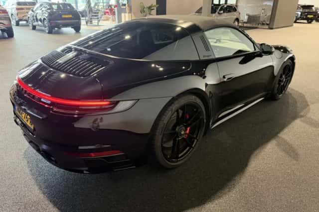 Porsche 911 (2024) thumbnail 3