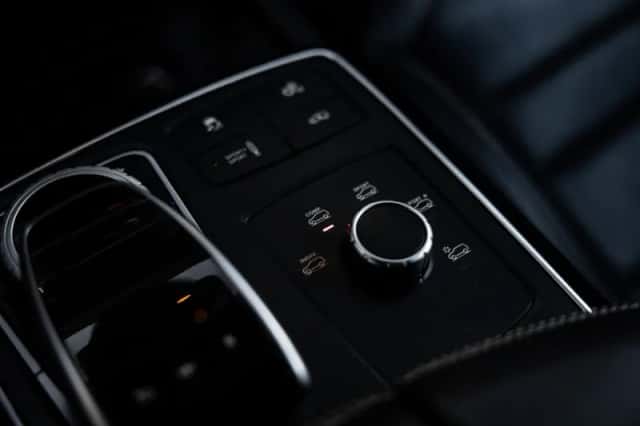 Mercedes-Benz GLE (2017) thumbnail 51