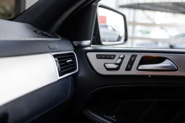 Mercedes-Benz GLE (2017) thumbnail 53