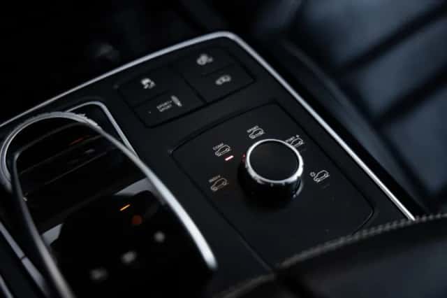 Mercedes-Benz GLE (2017) thumbnail 54