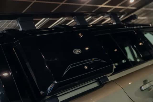 Land Rover Defender (2020) thumbnail 11
