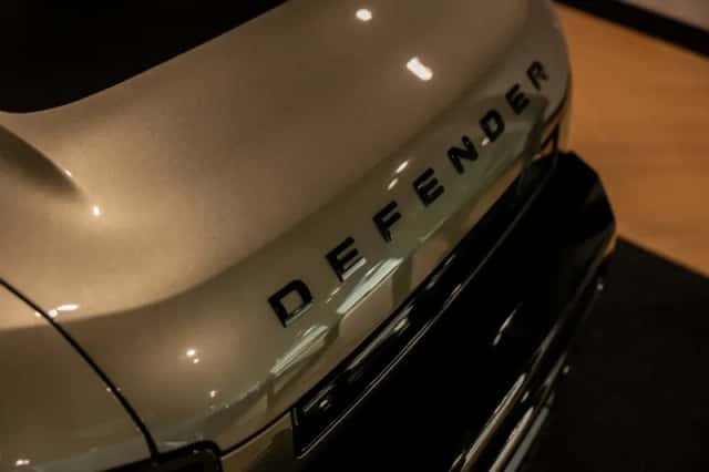 Land Rover Defender (2020) thumbnail 16