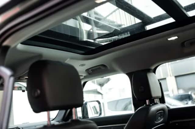 Land Rover Defender (2020) thumbnail 28