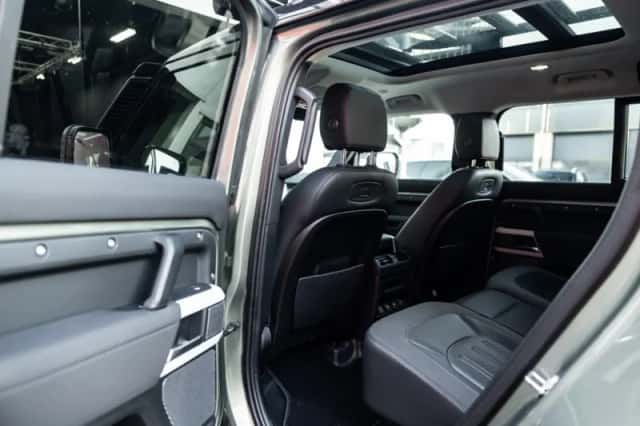Land Rover Defender (2020) thumbnail 6